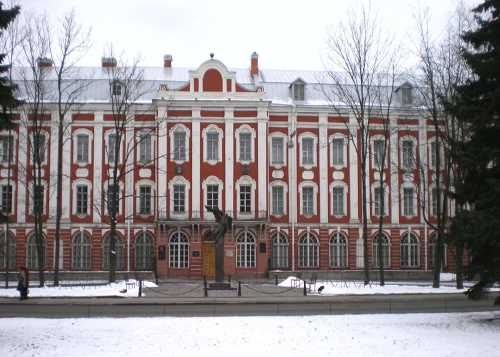 大学俄罗斯留学费用多少一年_去留学中介多少