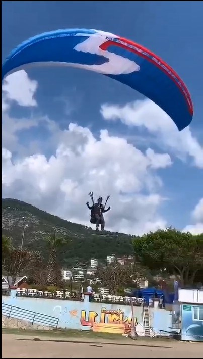 滑翔傘表演
