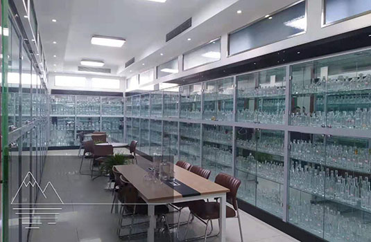 菏泽工艺白酒瓶厂家_乳白玻璃包装产品加工