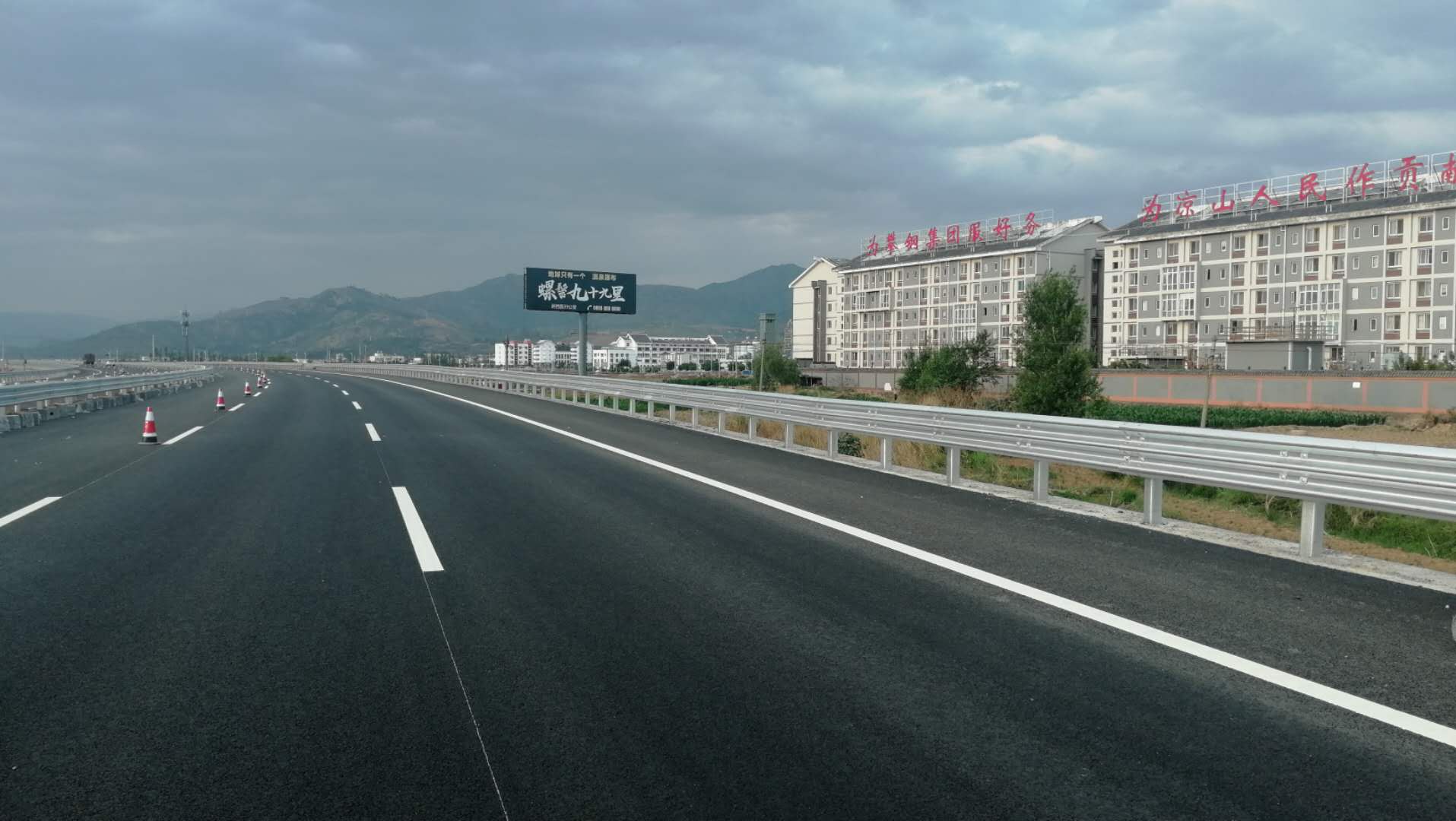 高品质道路工程哪家专业_道路工程装置相关-四川瑞欣公路材料有限责任公司
