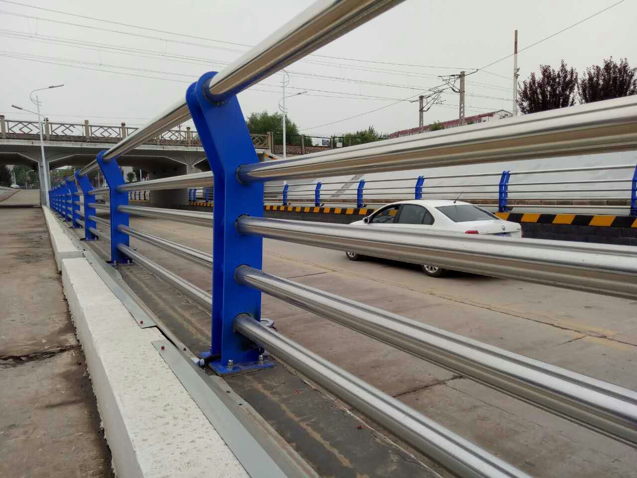 城市道路护栏制造商_护栏网相关-河南恒达金属丝网制品有限公司