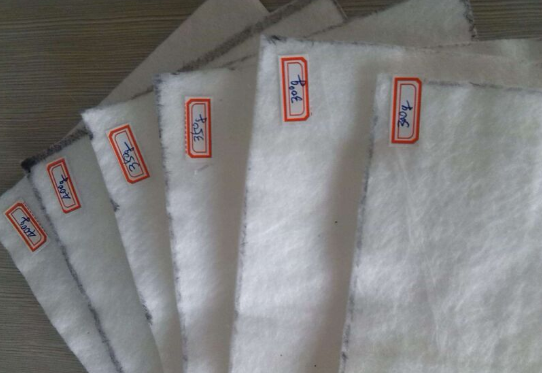 复合防水毯生产商_膨润土防水、防潮材料多少钱-山东领翔新材料公司