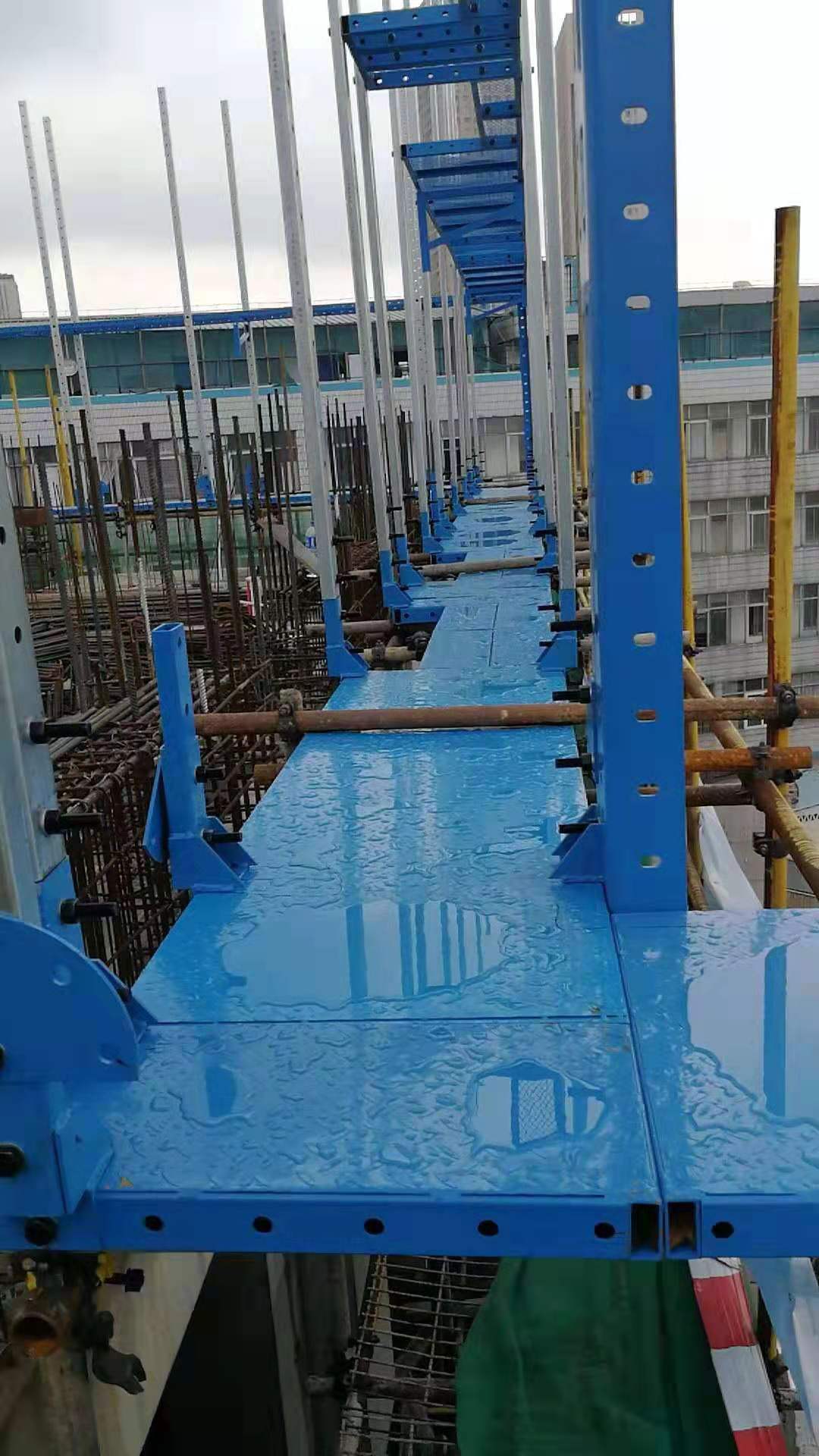 威海建筑施工全钢爬架进出口_新型金属建材-山东固国建筑工程有限公司