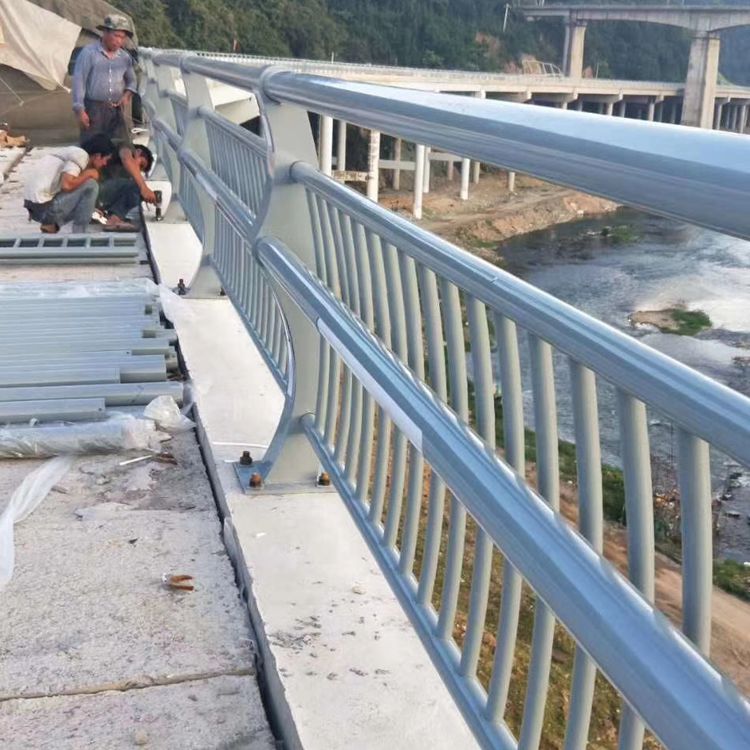 毕节质量好桥梁栏杆施工_提供防撞设施加工-山东远征金属材料有限公司