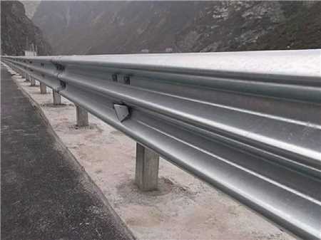 高速公路废旧护栏板多少钱_高速废旧护栏板多少钱一吨_武汉鲁汉纵贯商贸有限公司
