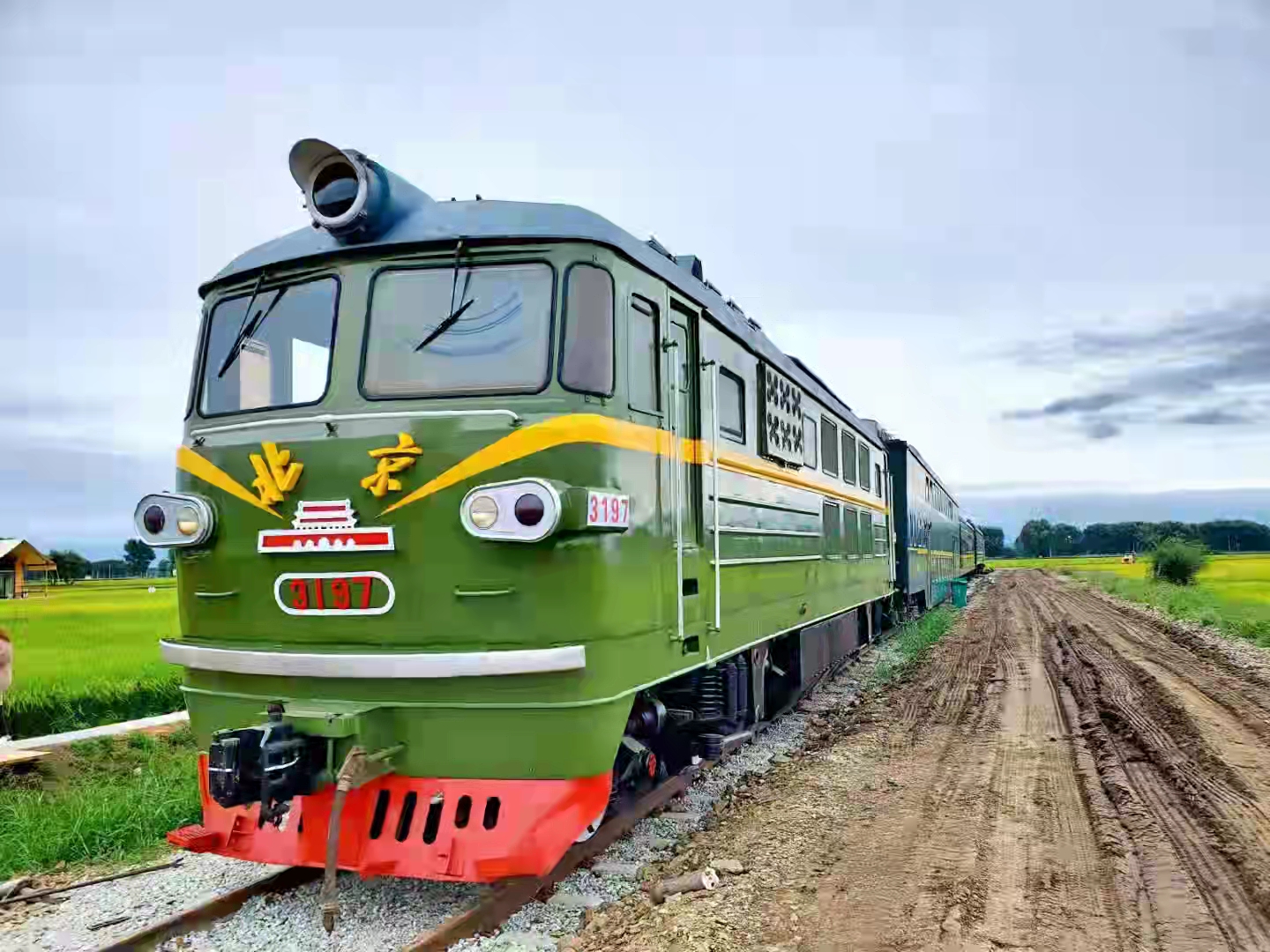 上海旧绿皮火车出售多少钱_废旧蒸汽二手设备转让-河北尹祥废旧物资回收有限公司