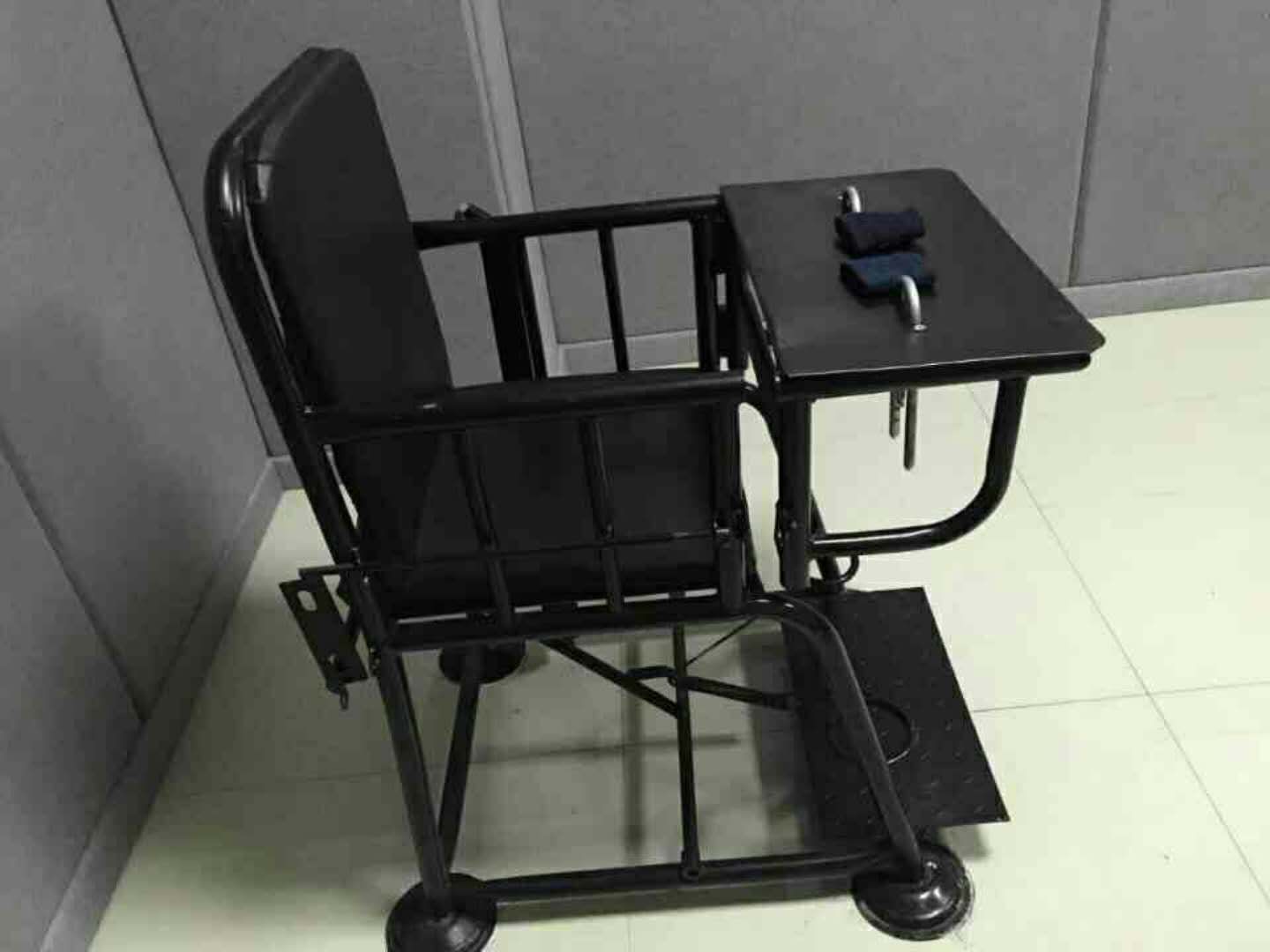 审讯室犯人坐的椅子图片