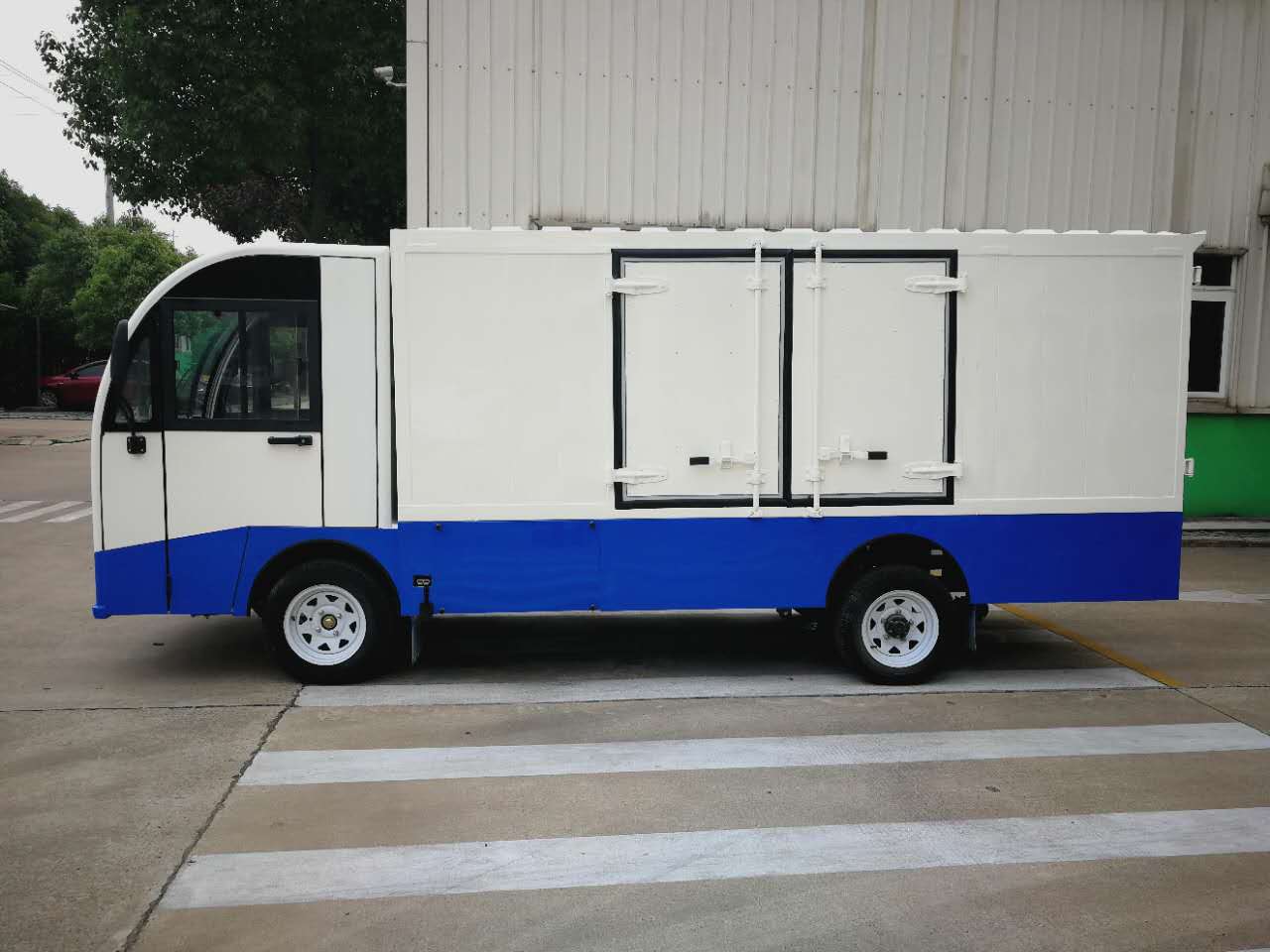 小型电动箱式货车